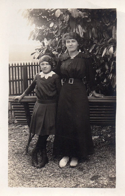 BK231 Carte Photo vintage card RPPC Femme mode fashion enfant robe dress jardin