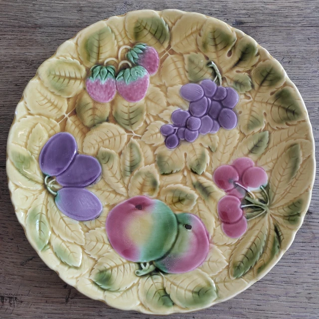 Plat vintage en barbotine décors de fruit