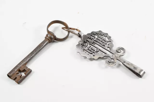 M59S31- Schlüsselhalter für einen Gürtel, Eisen, datiert 1858