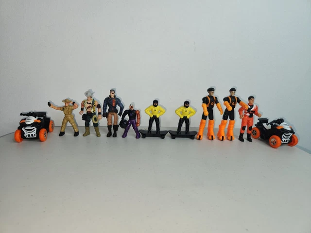 19) ACTION MAN lot au choix de 10 Kinder mini figurines voitures accessoires