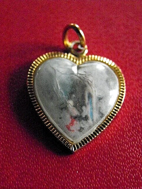 Medaille Religieuse Ancienne. Notre Dame De Lourdes. Plastique & Metal Dore.