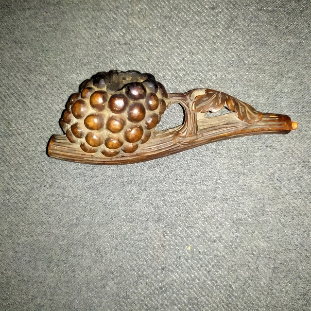 BELLE BROCHE ANCIENNE EN EBONITE GUTTA PERCHA FLEUR DE LYS XIXe EUR 35