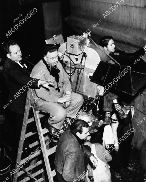 4588-017 Frank Borzage and Karl Freund behind the movie camera 4588-17 4588-017