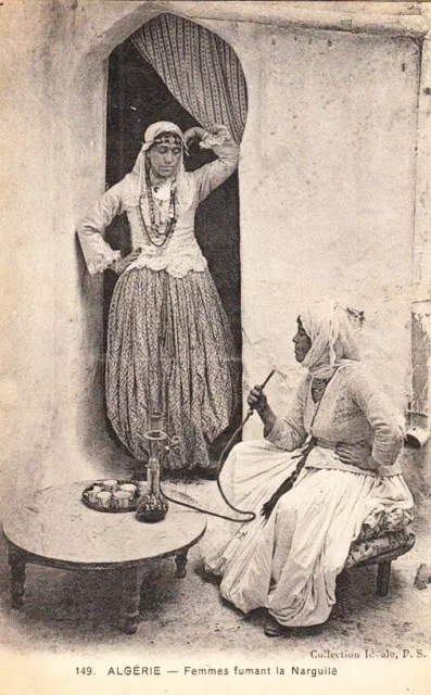 Portrait De Femmes Scenes Et Types Algerie Femmes Fumant Le Narguile