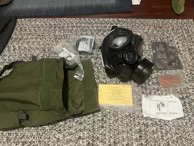 US Military M40 Gas Mask, Size Medium/Large New!