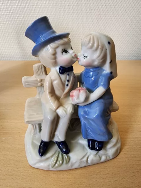 Couple baiser The kiss Porcelaine bleue et blanche banc