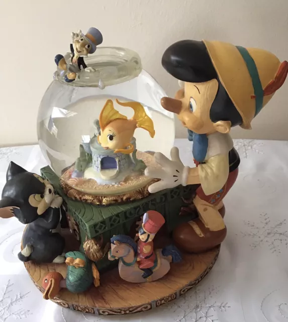 Rare vintage Disney’s Pinocchio Musical Snow globe Immaculate condition