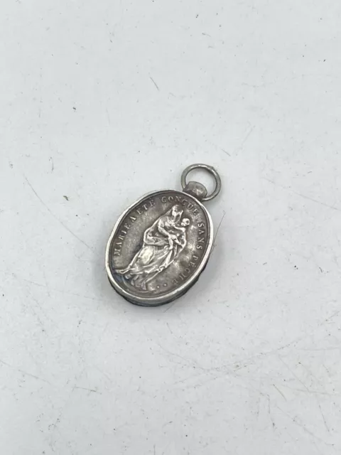 Réf 34 Ancien et très joli petit reliquaire de voyage En Argent avec cheveux