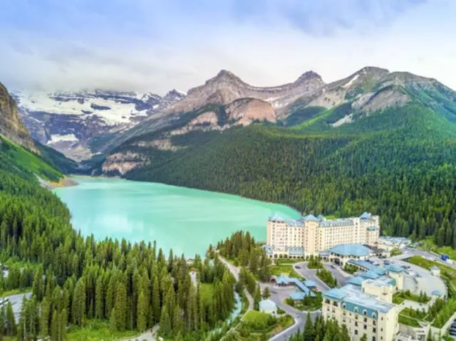 Türkisfarbener Louise Lake in den Rocky Mountains, Banff Nationalpark, Alberta,