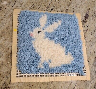 "Gancho de pestillo vintage Bunny Rabbits acabado azul blanco ~ aproximadamente 8X8"