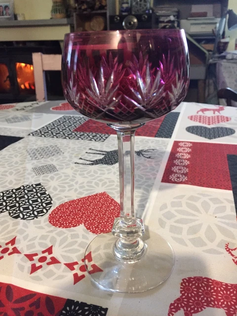 Sublime verre du Rhin en cristal de St Louis couleur Grenat N2