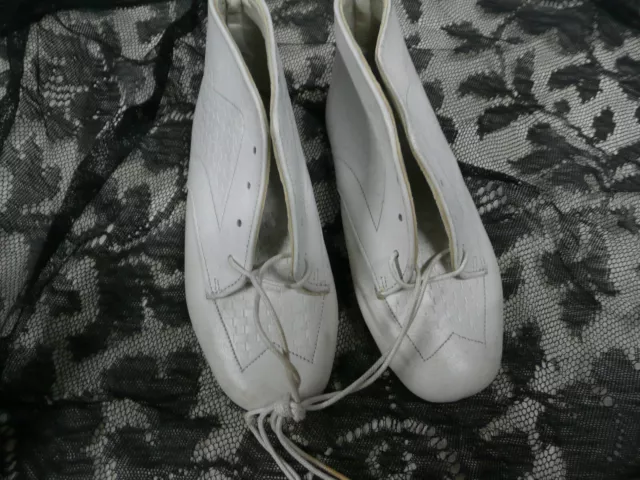 chaussures d'enfant  anciennes en cuir