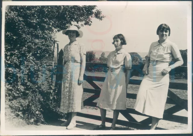 1930 Ede, Joyce & Edna Charleton Kingsbridge Devon farm gate 4x3" Orig Photo