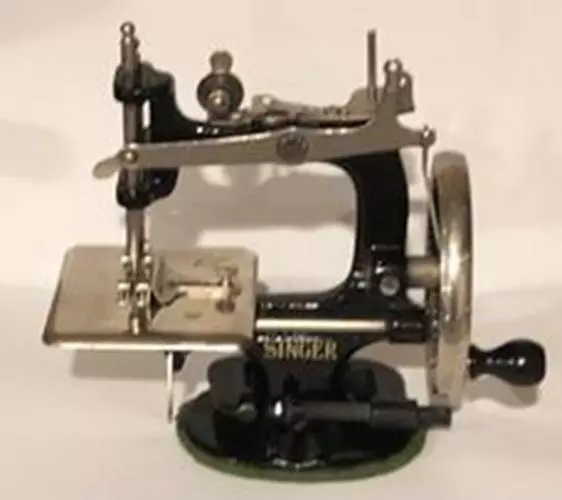 Vintage 1926 Singer No 20 Mini Sewing Machine Kids SewHandy 20-1 Black
