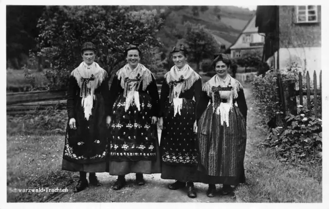 RPPC, Germany  WOMEN In BLACK FOREST DRESS  Schwarzwald-Trachten  Postcard