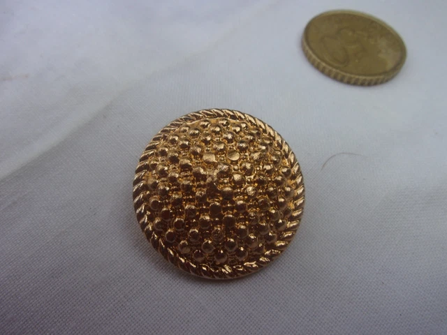 1 gros bouton ancien métal doré ciselé