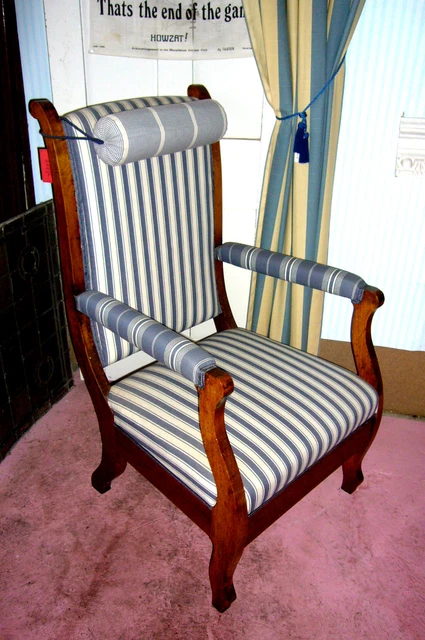 Armlehnstuhl  Polstersessel Lesesessel armchair walnut Stuhl Sessel Tisch Hocker