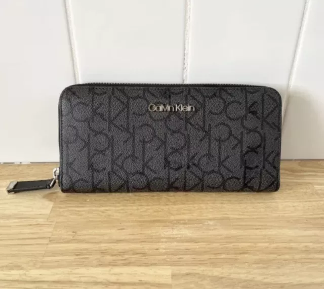 Calvin Klein Womens Zip Up Wallet.