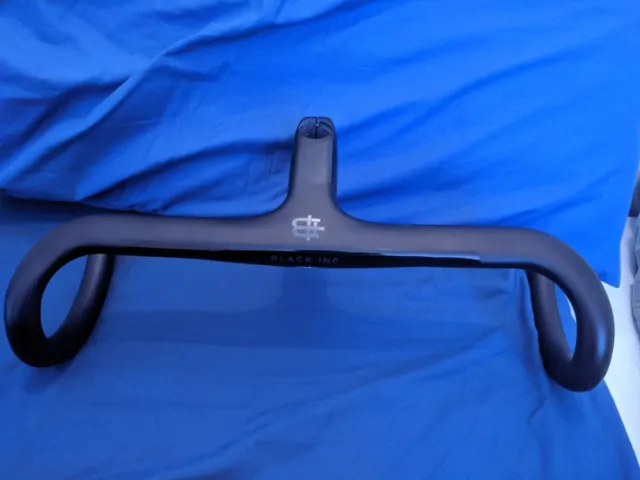 Black Inc carbon integrated handle bar. Stem: 110 mm. Width: 42 cm