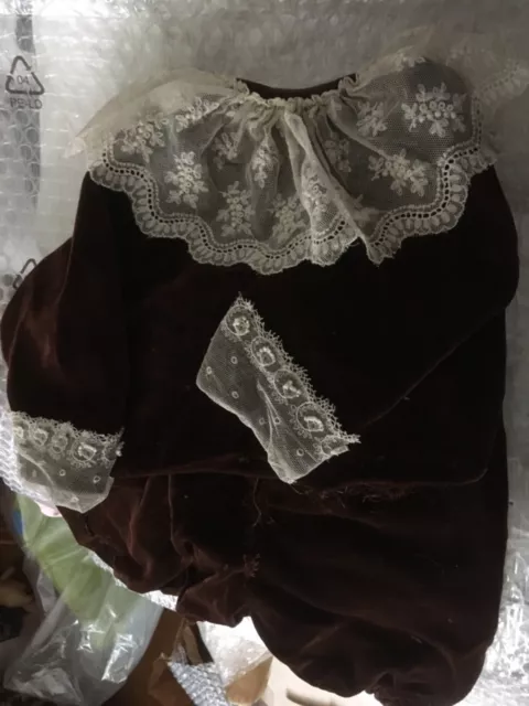 Superbe dentelle ancienne sur ensemble velours pour poupon d’environ 60 cm