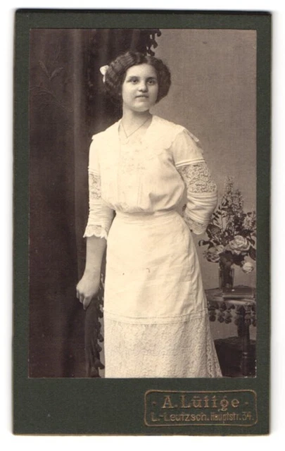 Fotografie A. Lüttge, Leutzsch, Hauptstr. 34, junge Dame trägt weisses Kleid mi