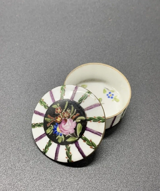 Ancienne Boîte à Bijoux / Pilulier En Porcelaine Peinte Main - Hauteur 10.5 Cm - Objet D'art Occasion