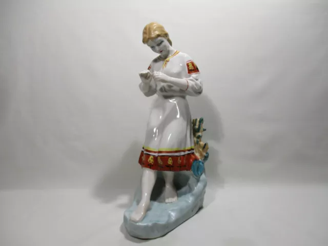 Ancienne Statue En Faience Jeune Fille Effeuillant La Marguerite Marque Cygne