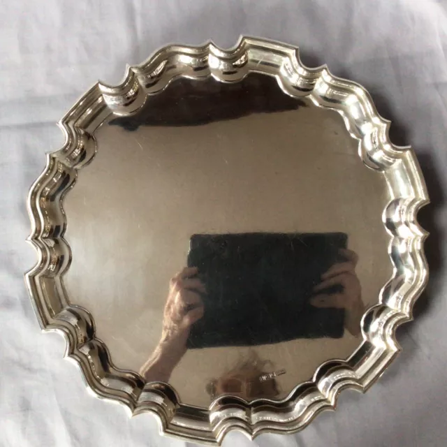 Vassoio salvatore argento massiccio di qualità Walker & Hall su tre piedi. 31 cm. 933,72 g