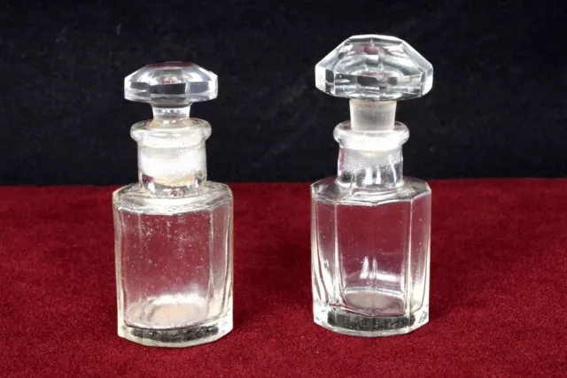 Lote De Dos Vintage Blanco Vidrio Tallado Único Forma Perfume Botella G14-75 2