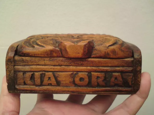 Antico legno Maori Tiki Tribale intagliato Kia ora scatola di legno occhi conchiglia Paua