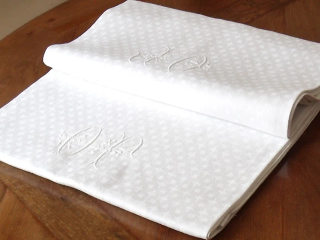 Nappe blanche antique - Damas de coton et lin - Brodée d'un monogramme - 135 x 205 - France