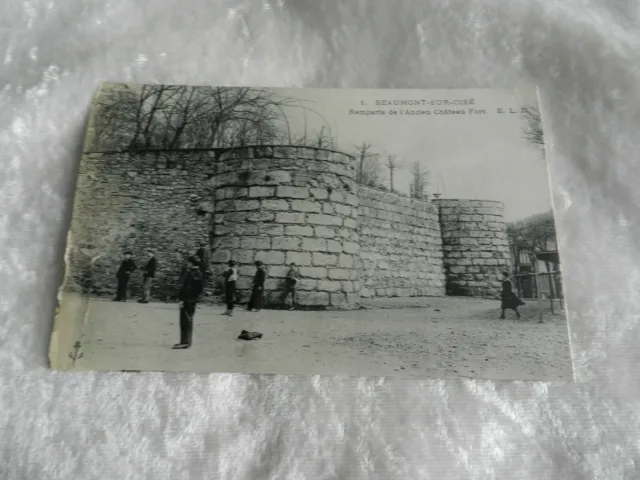 CPA postcard Beaumont sur Oise / Ramparts de l'Ancien Château Fort animated