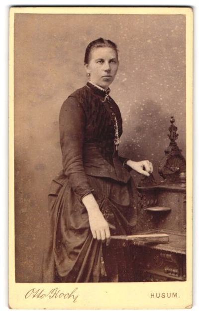 Fotografie Otto Koch, Husum, Süderstr. 152, gutbürgerliche junge Frau mit Fäche