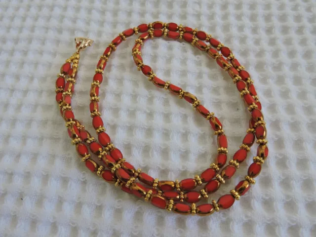 collier petites perles de cristal rouge plaqué or ,68 cm de long fermoir plaq or