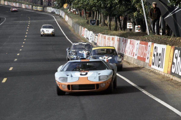 Spark 1/18 Ford GT40 N°9 Vainqueur Le Mans 1968 - Modèle Prévente