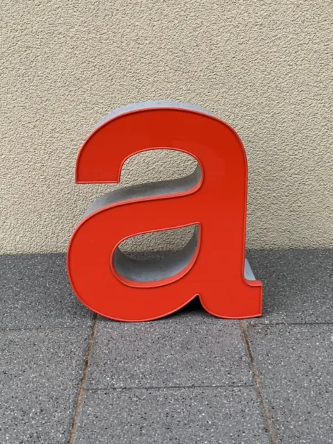 Buchstabe "a" rot und grau aus einer Leuchtreklame / Werbeanlage, guter Zustand