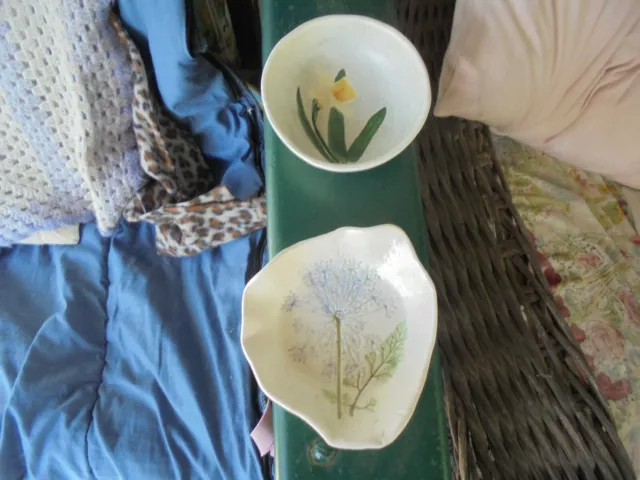 2 Lovely Pottery Items "Mari" And "Marsh Pottery 1991" Daffodils And Qa Lace