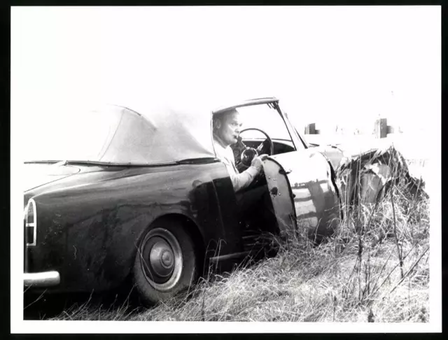 Fotografie Alvis TD 21 Cabrio, Mann mit Pfeife steigt aus seinem Unfallwagen