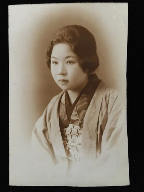 #124 Japanese Vintage Photo 1940s beautiful woman young kimono cute girl haori