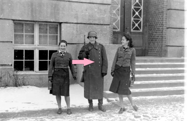 Foto alt Wk2 Portrait Kaserne Essen Luftwaffe Soldat Frau Uniform Helm Negativ