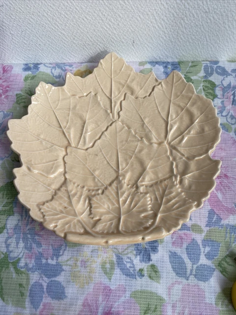 ancien plat ceramique forme feuille barbotine deco table