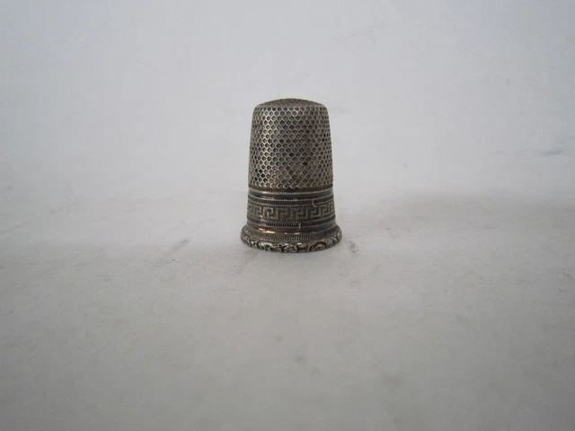 Dé à Coudre Crystal Ullmannglass - Motif Gravé Main, Hauteur 2.8cm (Pièce Unique Artisanale)