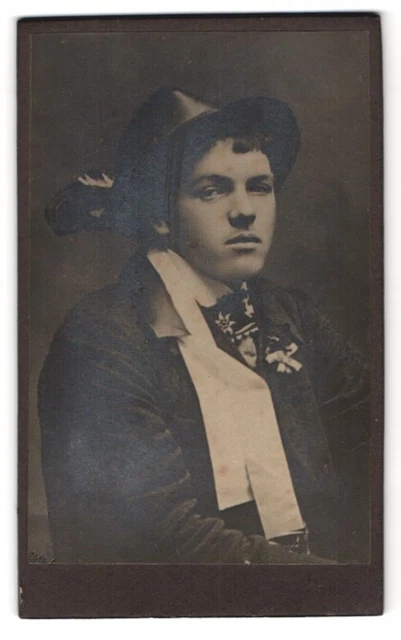 Fotografie Fotograf und Ort unbekannt, Portrait Bursche mit Hut & Halstuch im F