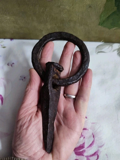 ANCIEN ANNEAU EN fer forgé et sa tige à sceller. EUR 17,95 - FR