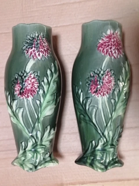Une Paire De Vase En Ceramique A Decor Floral En Relief