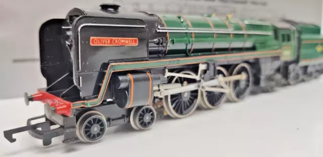Hornby Railways R552 Oliver Cromwell 4-6-2 silver seal BR Green, tender  boxed