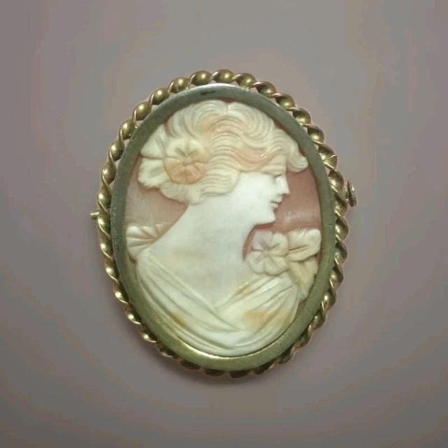 Broche Ronde Camée sur Coquillage en Or Jaune