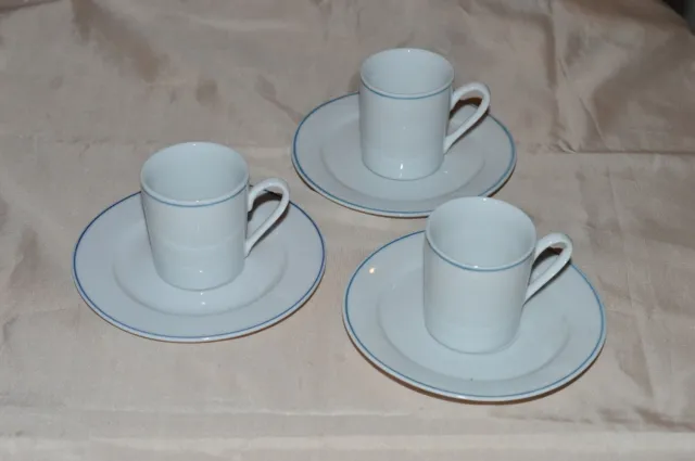 Lot de 3 petites tasses à café en porcelaine blanche, liseré bleu et soucoupe