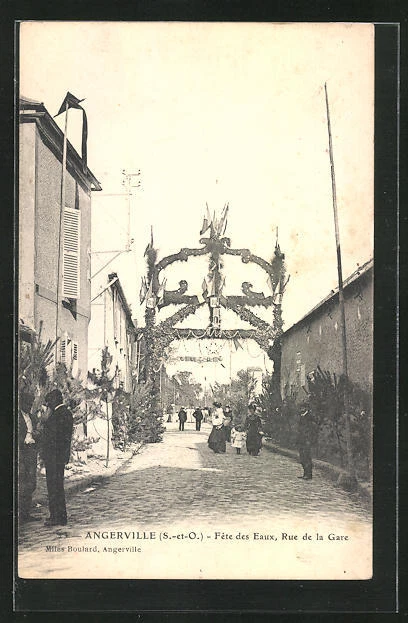 CPA Angerville, Fete des Eaux, Rue de la Gare
