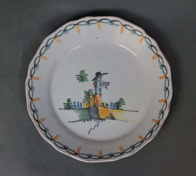 Assiette en faïence de Nevers à décor polychrome au centre d'un homme au chapeau